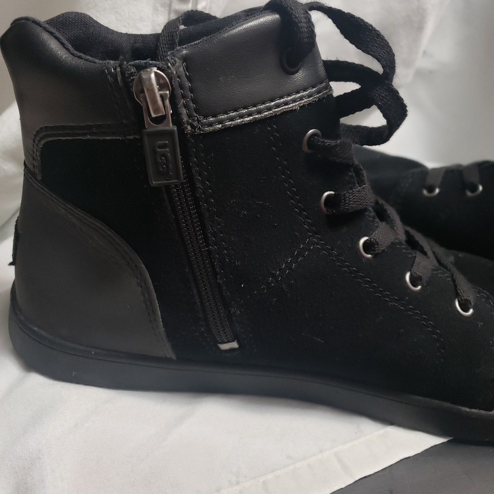 Ugg - Picture 5 of 5